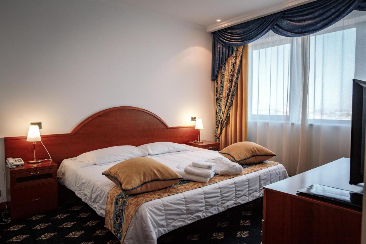 River Palace Hotel Atyrau Luaran gambar